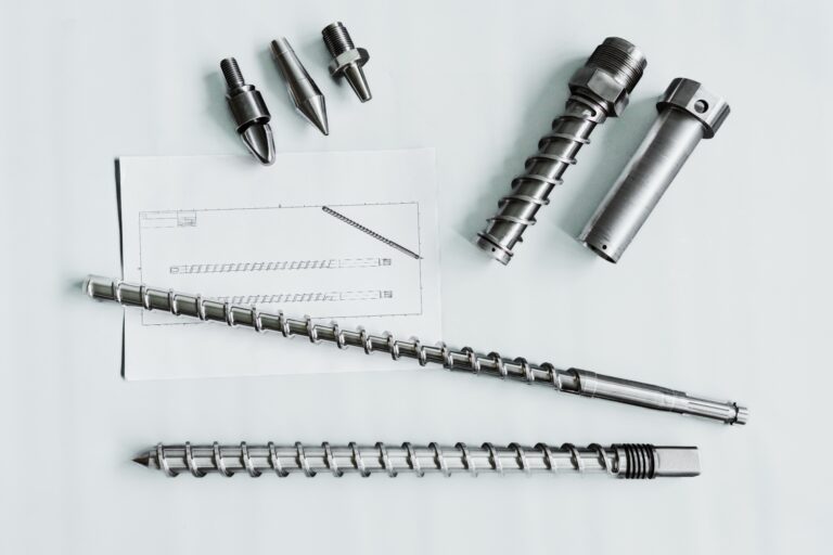 Výhody letní údržby vstřikovacích lisů: připravte výrobu na zbytek roku